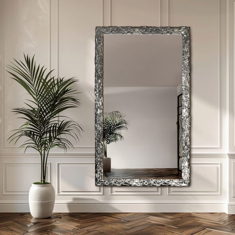 Oglindă de perete de lux cu ramă argintie bogat decorată - 9003002