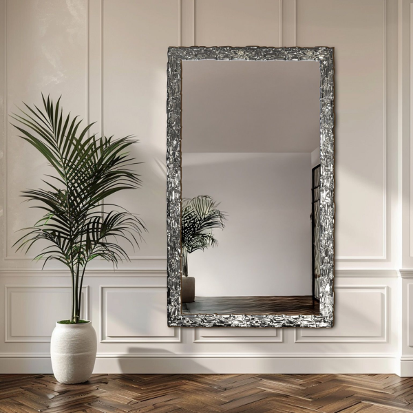 Oglindă de perete de lux cu ramă argintie bogat decorată - 9003002