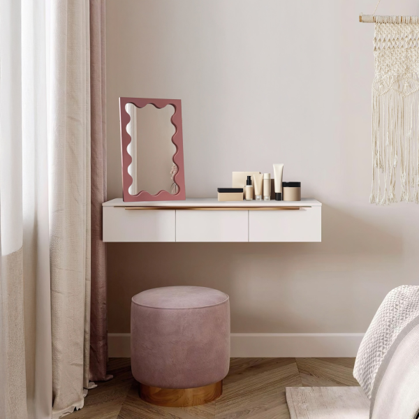 Oglindă cosmetică în ramă roz din MDF - BLOBS PRISM PETITE