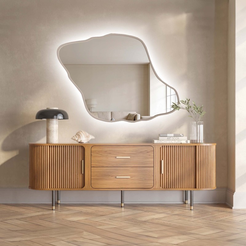 Oglindă cu formă organică, în ramă din MDF de culoarea cașmirului, cu iluminare interioară - MARIS DUNE LED ÎN RAMĂ