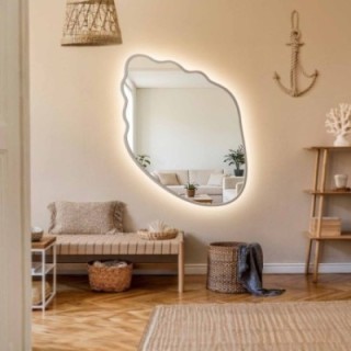 Oglindă cu formă organică, în ramă din MDF de culoarea cașmirului, cu iluminare interioară - MARIS SHELL LED ÎN RAMĂ