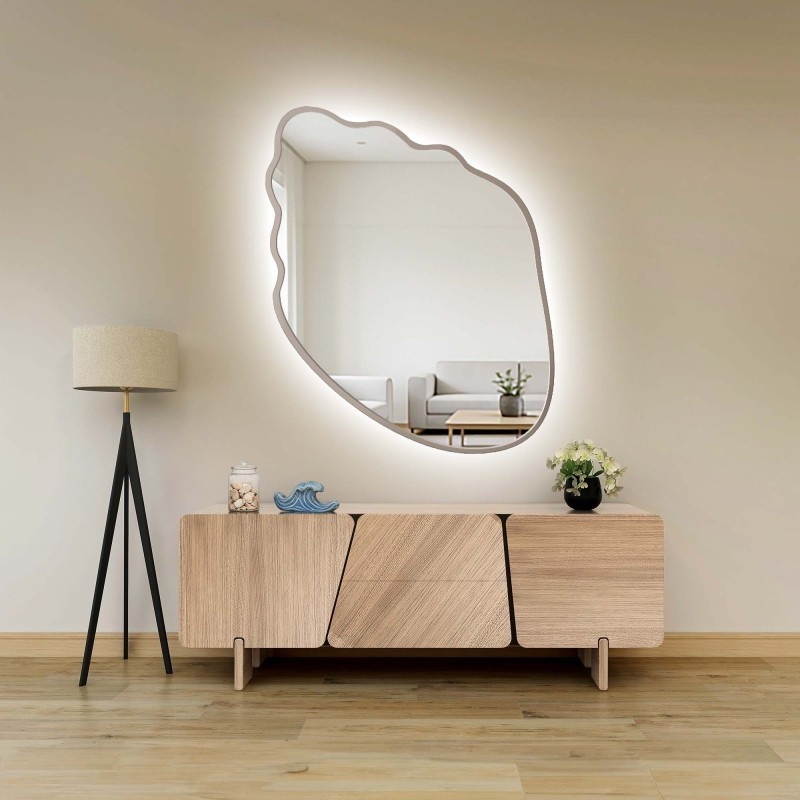 Oglindă cu formă organică, în ramă din MDF de culoarea cașmirului, cu iluminare interioară - MARIS SHELL LED ÎN RAMĂ
