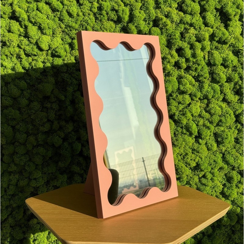 Oglindă cosmetică în ramă roz din MDF - BLOBS PRISM PETITE