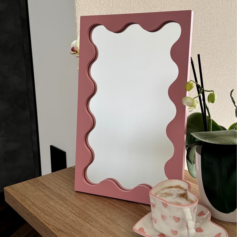 Oglindă cosmetică în ramă roz din MDF - BLOBS PRISM PETITE