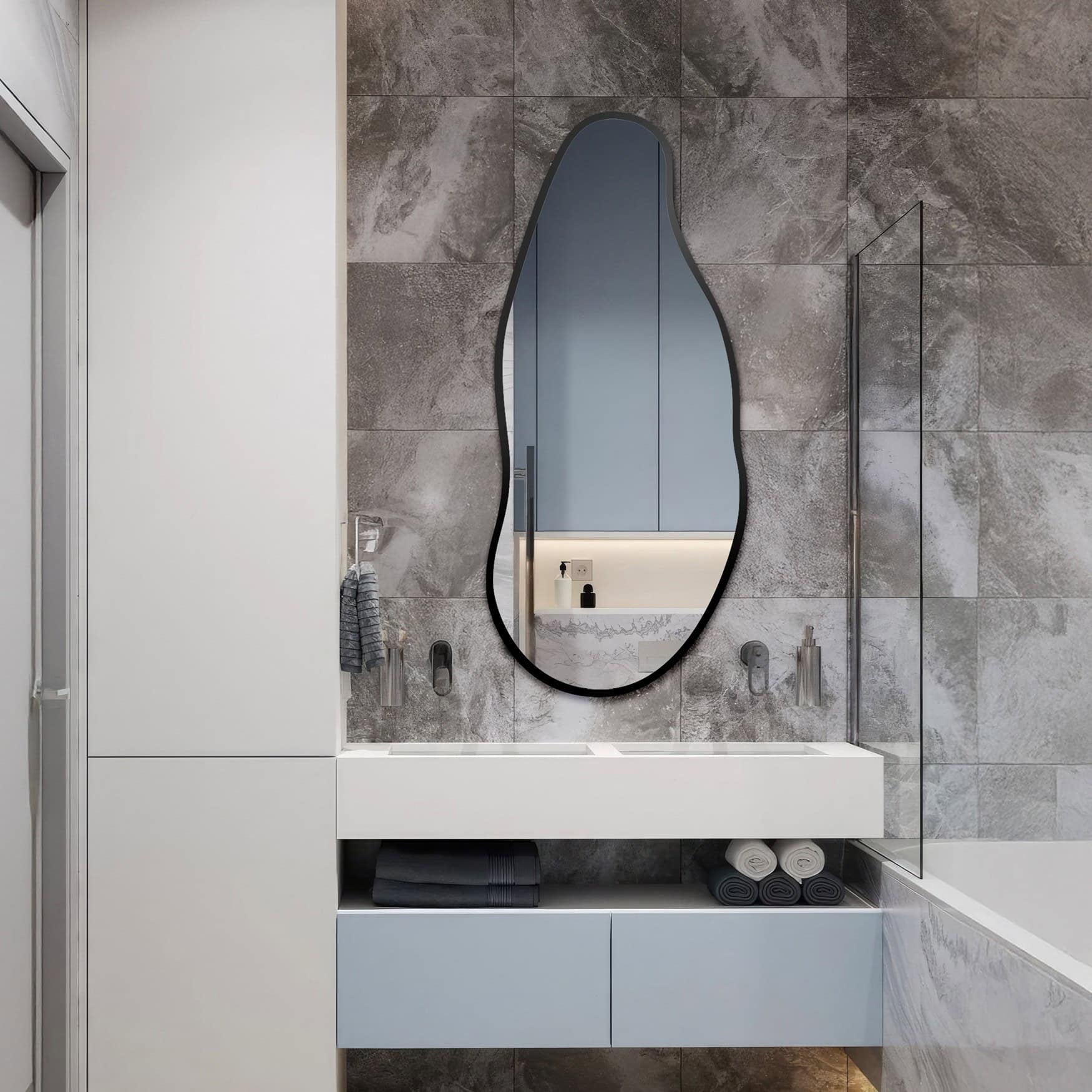 Oglindă în formă organică într-o ramă BARYT ÎN CADRU - baie colorată, oglinda ca accent de culoare în amenajare